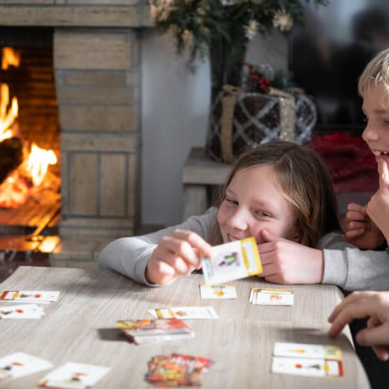 Spielende Familie an Weihnachten